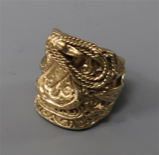 A 9ct gold Arab saddle ring, size L.